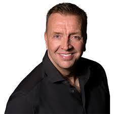 Robert Gort's Instagram, Twitter & Facebook