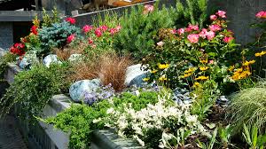 Oltre a curare la vendita di piante, fiori, addobbi e decorazioni floreali, vivi garden vivaio organizza laboratori e seminari relativi al mondo delle piante, della natura e della cosmesi biologica e promuove l'eco sostenibilità. Vivai Fiordelmondo Un Mondo Di Fiori E Piante Per Il Giardino