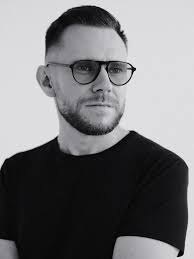 Wypatruję audiobooka „Altera”. Premiera w poniedziałek. Gotowi na spotkanie  ze złem❓😈 Czyta Filip Kosior. Fot. Bartosz Pussak