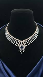 Image d'un collier en saphir et diamant présenté avec élégance