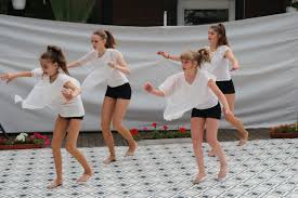 Around 1980s, the world contemporary dance referred to the movement of new dancers who did not want to follow strict classical ballet and lyrical dance. Contemporary Dance Tanzschule Rolleder Dance Events