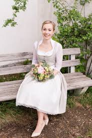 Hochzeit In Tracht Im Standesamt Geretsried In 2020 Dirndl Hochzeit Blumenmadchen Kleid Hochzeit
