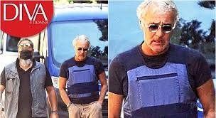 Conduttore di non è l'arena. Massimo Giletti Con Il Giubbotto Antiproiettile Insieme Alla Scorta Per Le Vie Di Roma