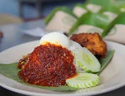 Nasi lemak saleha sri rampai serves their nasi lemak in the traditional way: Mak Cik Jual Nasi Lemak Peroleh Pendapatan Rm400 000 Sebulan Bawang Rangers