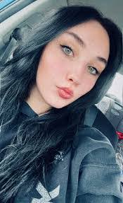 Tracy Bessey's Instagram, Twitter & Facebook