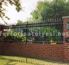 Seçeceğiniz malzeme ve kalıplar, arazinin şekli ve büyüklüğü, beton mikseri ve kepçenin çalışması için herhangi bir engel teşkil edecek durum var mı gibi bir çok özellik fiyatları da etkiler. Izolasyon Malzemeleri Bahce Beton Duvar Fiyatlari