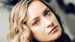 Anna Tsareva, a young journalist with close ties to the Kremlin, dies under  mysterious circumstances. Her death is not the first similar incident at  "Komsomolskaya Pravda". : r/UkrainianConflict