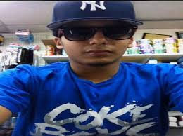 الموسيقى تصدح وتطغي أحيانا على صوت الرصاص. ÙÙØªÙ Ø´Ø§Ø¨ ÙÙÙÙ ÙÙ Ø¸Ø±ÙÙ ØºØ§ÙØ¶Ø© Ø¨Ø£ÙØ±ÙÙØ§