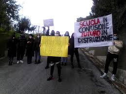 Eh sì, perché sanità e trasporti pubblici saranno a rischio nei prossimi giorni a causa di scioperi indetti e già in calendario. Genzano Protesta Studenti Del Liceo Vailati Si Sposta In Piazza L 11 Gennaio