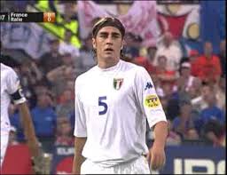 C'est la première fois qu'une équipe championne du monde parvient à enchaîner par un succès dans le championnat d'europe. 2 Juillet 2000 France Italie Chroniques Bleues