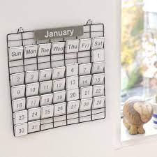 日付を自由に変えられる万年カレンダー フレームに木製のプレートを引っ掛けて作ります https room rakuten co jp room jp 1700006734524444 scid we rom pinterest official 20151119 r 万年カレンダー カレンダー 手作りカレンダー