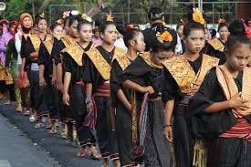 Kabupaten lombok tengah masih bertema pernikahahn, kabupaten lombok tengah menampilkan tradisi nyongkolan. Lombok Atraktif Pakaian Adat Lambung Khas Lombok Tengah