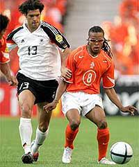 Nederlands voetbalelftal), mais conhecida por seleção holandesa de futebol, representa os países baixos nas competições de futebol da uefa. Classico Da Eurocopa Entre Alemanha E Holanda Termina Empatado 15 06 2004 Uol Esporte Futebol