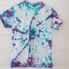 Tie dye t shirts with these easy tie dye tips plus learn how to make different tie dye designs. Make A Spiral Tie Dye T Shirt