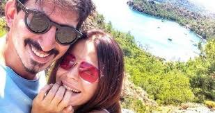 Sarı mayosu ile kamera karşısına geçen 42 yaşındaki ünlü oyuncu, filtre yok, güneş ışığı var. Buyuk Askta Surpriz Son Simge Sagin Ve Ozan Bayrasa Ayrildi Son Dakika Magazin Haberleri