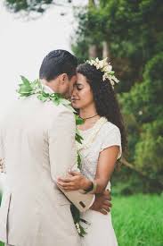 Hawaiian Wedding With A Stunning Traditional Ceremony Hawiian Wedding Wedding Looks Wedding Photography
