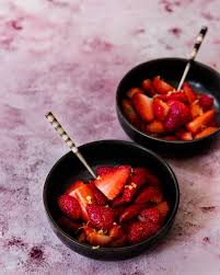 Alice Food Photographer A Partage Une Publication Sur Instagram Qu Est Ce Qu Une Bonne Salade De Fraises Pour Vous Food Desserts Chocolate Fondue