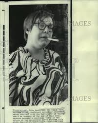 1969 Press Photo Marlene Dixon, sociology professor, talks with Chicago  newsmen.