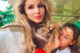 Продюсер евгений морозов спрогнозировал плачевное будущее певицы светланы лободы после расставания с продюсером нателлой крапивиной. Prodyuser Lobody Krapivina Sdelala Udivitelnoe Priznanie V Chest 38 Letiya Znayu Chto Vazhnee Vsego Znaj Yua