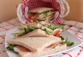 Prendiamo il pane per tramezzini e tagliamolo in modo da ricavare 8 triangoli, cercando di farli tutti della stessa dimensione. Ricetta Tramezzini Di Pane Integrale Con Rucola Philadelphia E Prosciutto Crudo