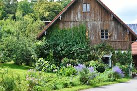 Romantisch angelegt, mehrere gartenhäuser und glashaus im. Landhausgarten Anlegen Gestalten 20 Ideen Bilder
