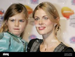 Donna air and daughter -Fotos und -Bildmaterial in hoher Auflösung