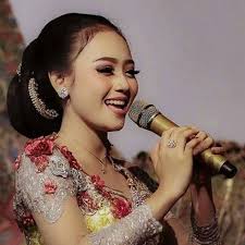 Menurut sejarah, tarian ini diambil dari perjalanan prabu kelana sewandana yang sedang mencari pujaan hatinya, perjalanan beliau. Sinden Jawa Photos Facebook