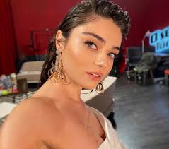 Ayça ayşin turan, 25 ekim 1992 sinop doğumludur. Ayca Aysin Turan Kimdir Kivi Tadinda