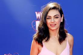 Mila kunis shared that she and ashton kutcher were secretly firing off some fireworks for their kids during the quarantine, and they suddenly got an unwanted visit from a famous neighbor. Mila Kunis Ist Luckiest Girl Alive