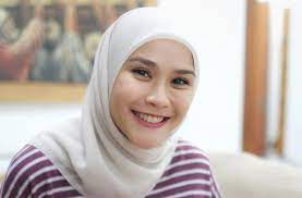 She is the wife of movie director hanung bramantyo and the oldest sister of an. Koleksi Tas Zaskia Adya Mecca Terjangkau Banget Termahal Cuma Rp1 6 Juta Matamata Com
