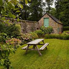 Traditional Garden With Lawn And Picnic Table Garden Design Ideas Photo Gallery Homes Traditional Garden Traditional Landscape Traditional Garden Design