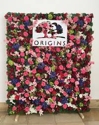 Eine Flowerwall Aus Bunten Blumen Fur Einen Dynamischen Lebhaften Und Frischen Hintergrund Eignet Sich Optimal Al Blumenwand Bunte Blumen Blumenwand Hochzeit