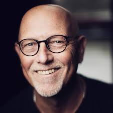 Roaming Scott, Welcome to Holiday Inn