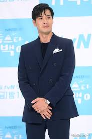 김지석 / 김보석 / 金知碩 / 金寶石 / gim ji seok / kim ji suk / gim ji suk / kim bo seok / gim bo seok / kim bo suk / gim bo suk. Kim Ji Suk Considers When The Camellia Blooms Hancinema
