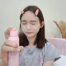 今天要来分享自己的喜欢底妆系列🤍 到晚上是属于那种越用越美丽就算出油变奶油肌、依旧没有任何脱妆、卡粉的问题😘 这几天都在用ESSE底妆系列