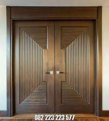 Kusen pintu merupakan sebuah barang yang wajib ada dalam setiap rumah, baik itu pintu depan maupun pintu kamar, untuk memilih model pintu rumah utama sebaiknya di sesuaikan dengan konsep rumah, jika rumah bertema klasik maka gunakan juga pintu bergaya klasik agar lebih serasi dan bagus. Model Pintu Utama Elegan Kayu Jati Kupu Tarung Pintu Kusen Rumah
