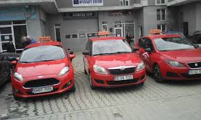 Buna ziua,sunt posesorul unui autoturism cu masa maxima autorizata 1640kg (1160 masa proprie) si vreau sa tractez o rulota cu masa maxima autorizata 1000kg (proprie 650),as dori sa stiu daca cu categoria b se poate conduce acest ansamblu de vehicule la noi in tara , in ue si in serbia.va multumesc. Top Driving School Mai 2018