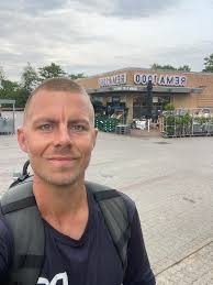 I morges stod jeg foran Rema1000. Klokken var 5:45. De åbner først kl. 7.  Jeg skulle ikke købe noget. Jeg var der, fordi jeg ville se, hvordan teamet  arbejdede bag kulisserne. Hvem