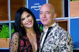 The world's richest man jeff bezos is reportedly furious that his new girlfriend shared his raunchy love notes with her friends. Jeff Bezos Sued By Girlfriend Sanchez S Brother Over Sext Scandal Observer