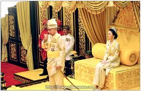 Pedang cura si manjakini, alternatively mandakini or mandangkini; Bernama On Twitter Sultanperak Sultan Nazrin Shah Mengucup Pedang Cura Si Manja Kini Pada Istiadat Pertabalan Sultan Perak Xxxv Http T Co Ysi5nurdax