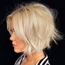 1001 Idees Inspirantes Pour Adopter Le Carre Blond En 2020 Cheveux Courts Visage Rond Carre Court Blond Nouvelles Couleurs De Cheveux