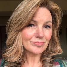 Wintry Envelope and Tiny Card by Sarah Anderson To discover the techniques  and products used to create this charming project, visit: 👉  https://www.laviniastamps.com/wintry-envelope-and-tiny-card-by-sarah-anderson/  Join design team member Sarah ...