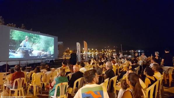 Açık havada sinema keyfi büyük ilgi görüyor - İzmir Art