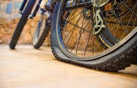 正しい自転車の空気の入れ方とは バルブの形状による違いに注意 暮らしの知識 オリーブオイルをひとまわし 自転車 自転車のタイヤ ガソリンスタンド