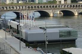 Construite sur une péniche et amarrée au coeur du 13e arrondissement, cette piscine moderne au bassin de 25m traité à l'ozone et aux larges baies vitrées. Piscine Josephine Baker Paris 13 Th Structurae