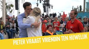 ,,toen gerwin (zijn echte voornaam, red.) me voor de ogen van onze kinderen van de trap duwde, dacht ik: Fierens Helpt Pieter Zijn Vriendin Ten Huwelijk Te Vragen Put A Ring On It Youtube