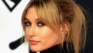 4 Tips Cantik Hailey Baldwin, Wajah Bersinar dan Makeup Natural