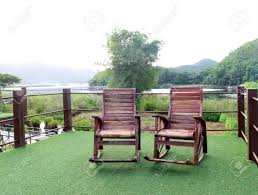 Schaukelstühle für ihren garten, terasse oder lounge aus hochwertigen, wetterfesten materialien wie holz, edelstahl, aluminium, teakholz » villa schmidt ✓ versandkostenfreie lieferung. Schaukelstuhl Aus Holz Auf Grunem Gras Im Garten Lizenzfreie Fotos Bilder Und Stock Fotografie Image 62486274