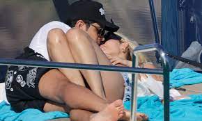 Danna paola reaccionó con un grito de gracias y le mandó un beso. Danna Paola Como No La Habiamos Visto De Escapada Romantica Con Alex Hoyer Foto 1