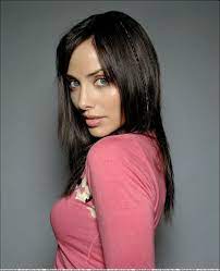 When was natalie imbruglia born? Natalie Imbruglia Photo Pics Wallpaper Photo 107914 Natalie Imbruglia Black Hair With Brown Highlights Natalie